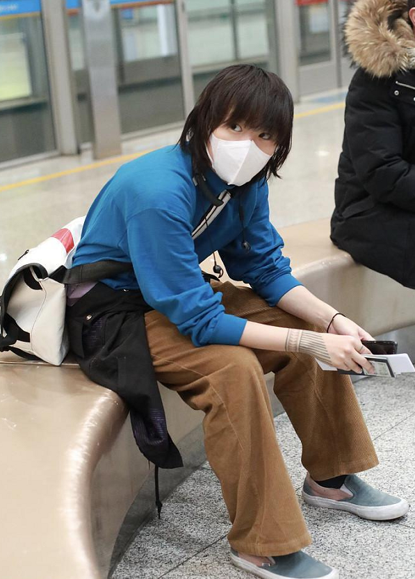 窦靖童难得走回寻常路留长发穿少女装王菲可以放心了