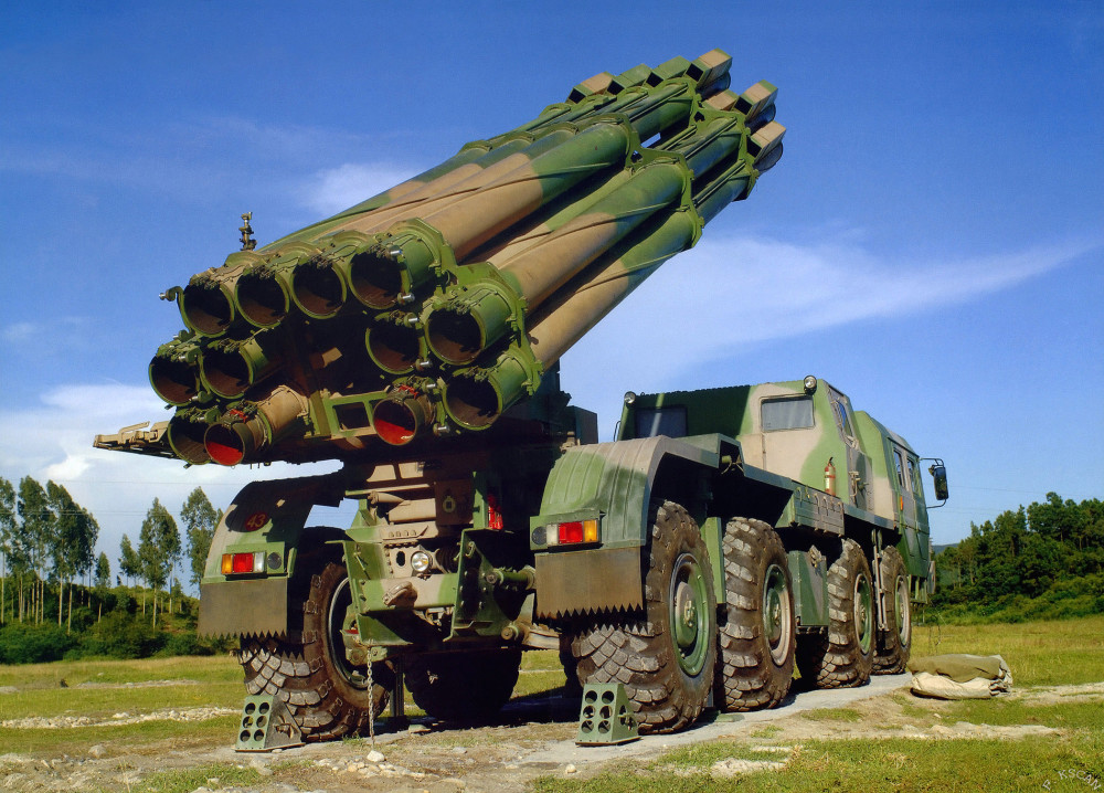 正式装备部队的03式300毫米12管火箭炮