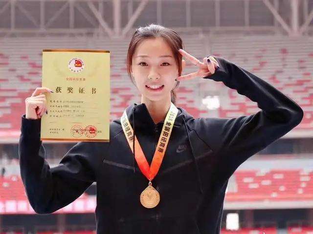 比女团还美的跳高冠军: 运动员爱美就不务正业? 是更