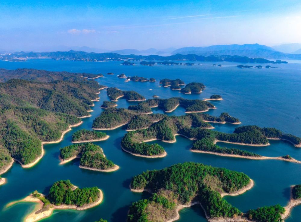 人机翱翔在万千岛屿星罗棋布的湖面之上,通过"上帝的视角"俯瞰千岛湖
