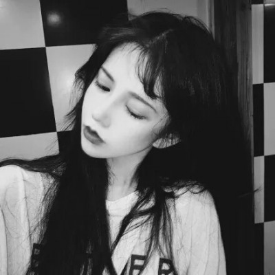 黑白·伤感女生头像:爱情就像橡皮筋,受伤的总是最后放手的人