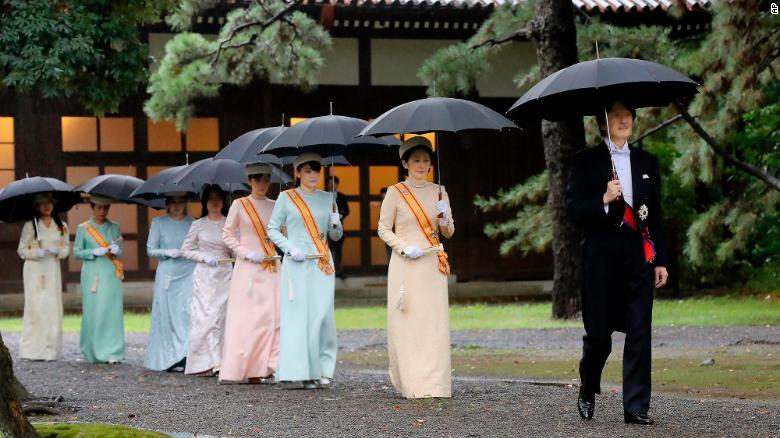 日本皇室家族陆续进入皇宫参加典礼
