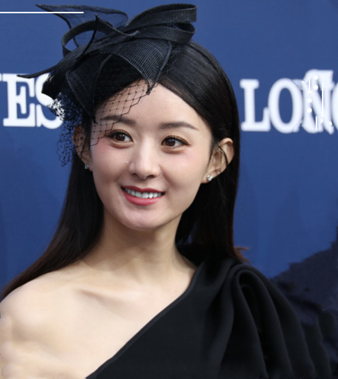 32岁赵丽颖甜美穿搭,斜肩连衣裙搭配蝴蝶结帽,既高贵