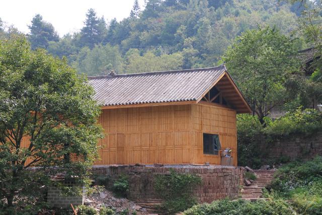 湘西09深山里的特色村寨人们曾靠唱山歌找媳妇木屋里生火不用烟囱
