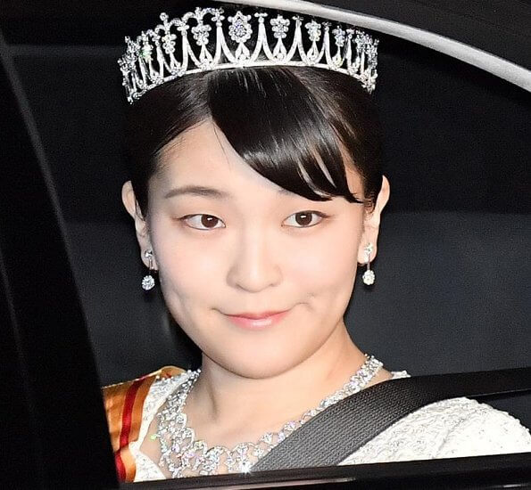 日本皇室举办国宴宴请外宾!雅子皇后米色裙配皇冠,笑起来太少女