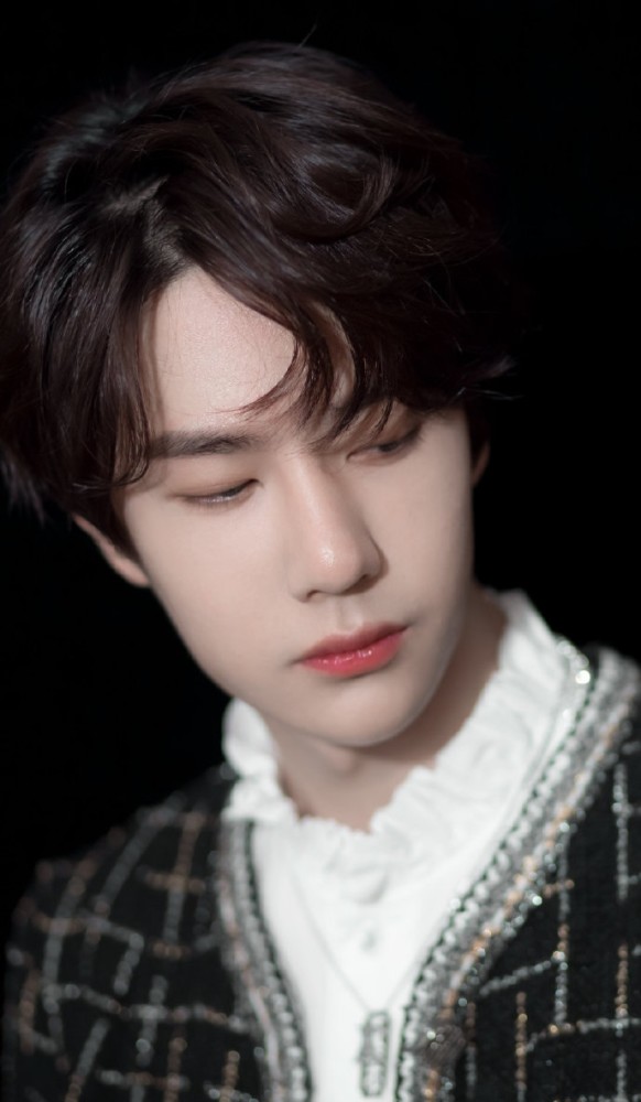 王一博保镖上热搜,粉丝:敬业的保镖请给王一博来一打!