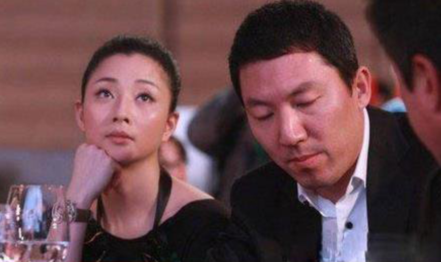 同年12月,殷桃与富商孙东海一同出席北京某活动,这次的公开场合露面