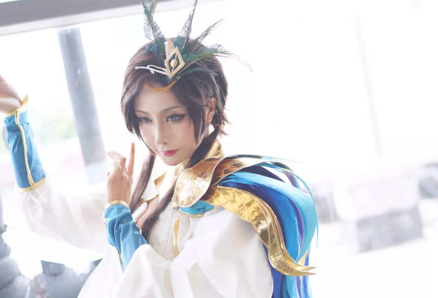 小姐姐cos虞姬新皮肤云霓雀翎,看到全身照后,网友:大长腿神还原
