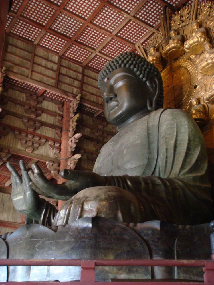 被称为"奈良大佛"的东大寺卢舍那佛像.座高约有15米.