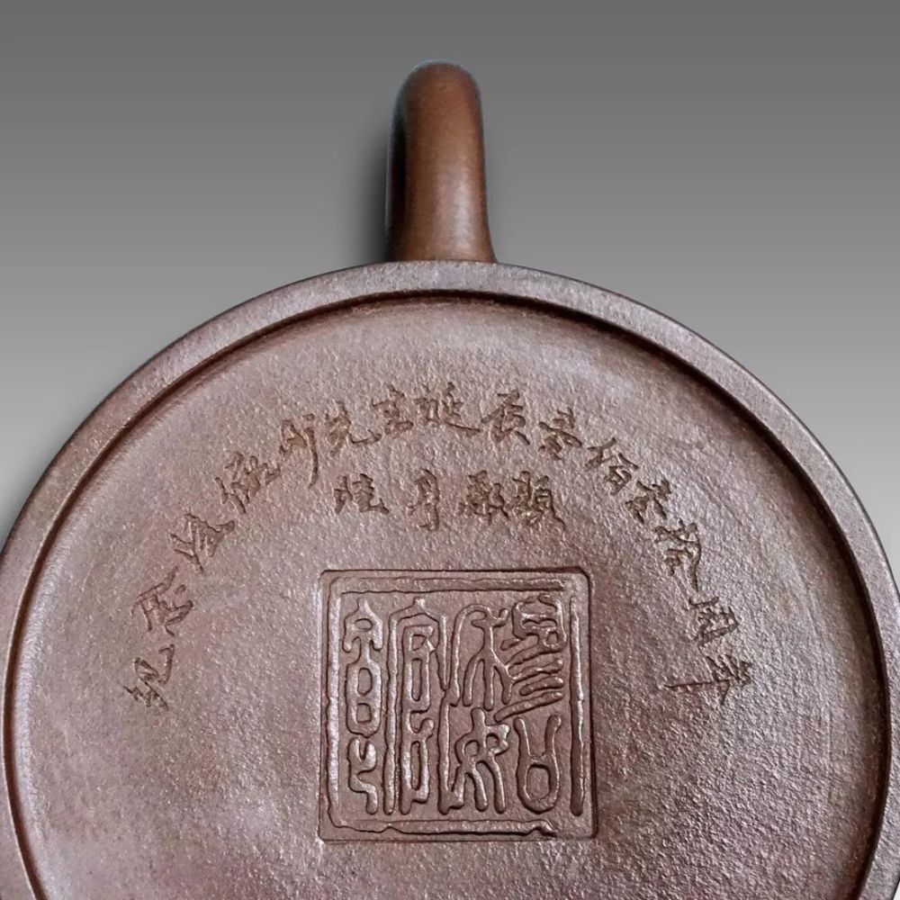 此壶由 顾景舟传人亲自担当监制,它用料十足,重量十足,恰如陆俨少
