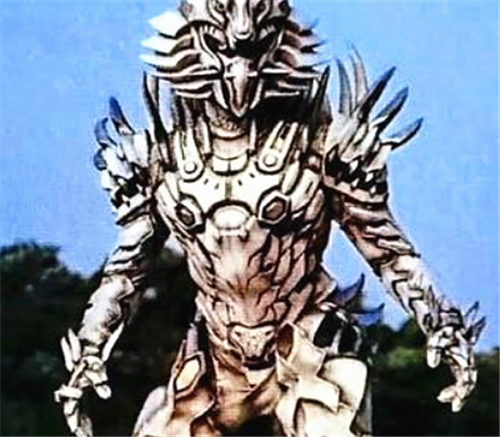 首先假面骑士555中的主角巧爷,他就是怪人狼形奥菲,同时也是假面骑士.