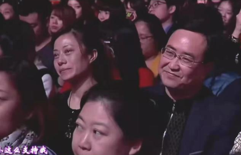 王一博父母首次亮相,家人对比之下,笑容都是复制粘贴的
