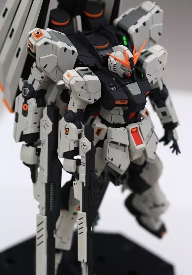 模玩控:rg牛高达新玩法,背半个mg牛高达身体模仿jojo