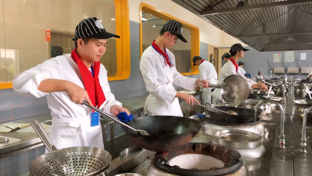 厨师招聘重庆_初高中学生学烹饪去哪个学校好 厨师发展前景怎么样(3)