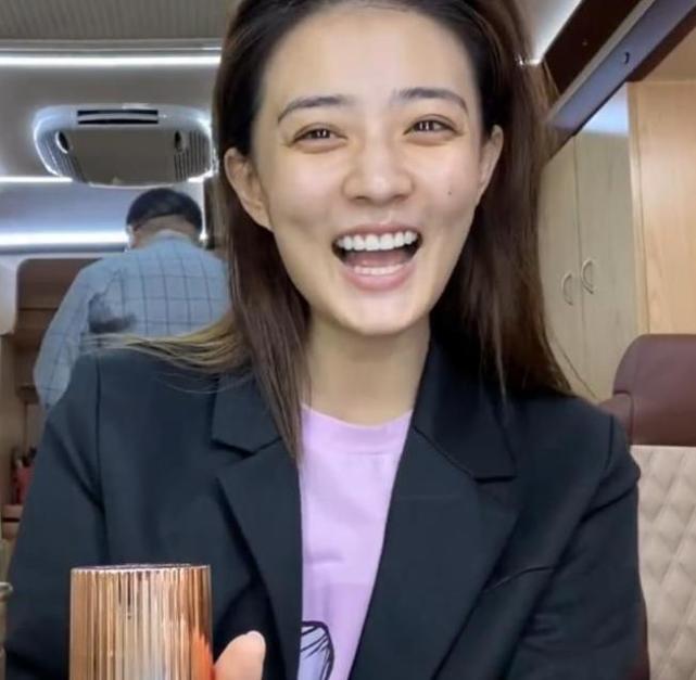 徐璐"素颜"出镜引热议,化妆完后竟然没有素颜美,确定
