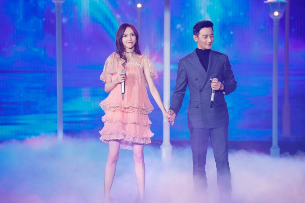 唐嫣罗晋与阿拉蕾合影 全家福的既视感 (组图)