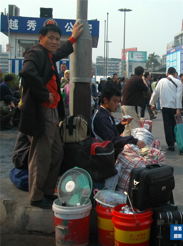 十年前的广州火车站春运,外来务工人员坐在火车站广场上等着搭乘下