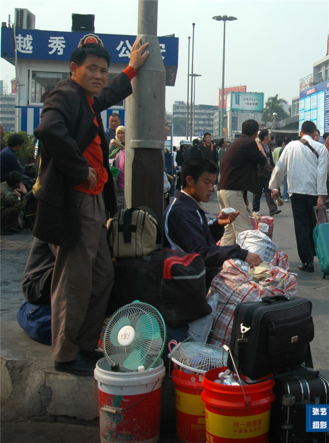 十年春运回家路:民工编织袋变成拉杆箱