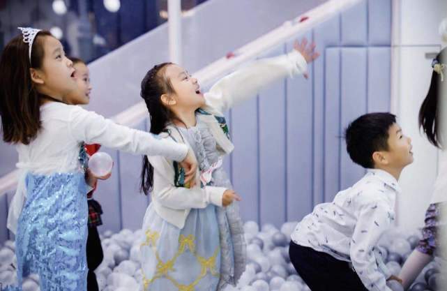 甜馨生日会高清图曝光,她用力闭眼睛许愿超可爱,亲吻妈妈很温馨
