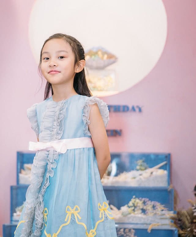 甜馨生日会高清图曝光,她用力闭眼睛许愿超可爱,亲吻妈妈很温馨