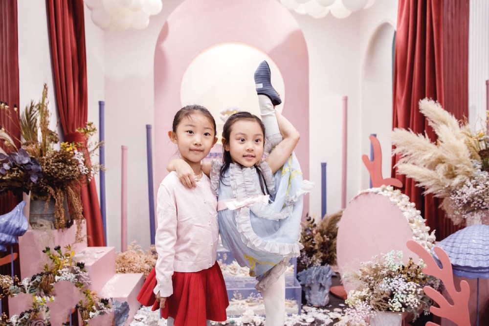 甜馨生日会高清图曝光,她用力闭眼睛许愿超可爱,亲吻妈妈很温馨