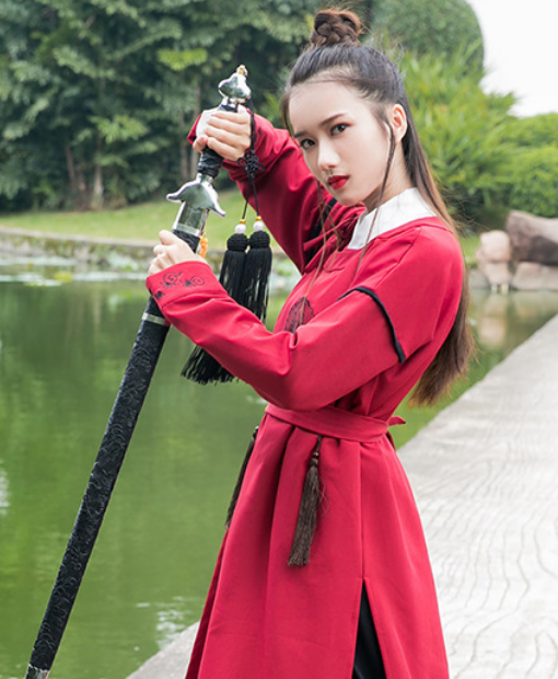 红色侠女,拿着宝剑四处游玩