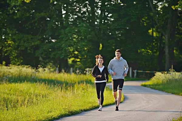 如何通过跑步本身来增强心肺功能？