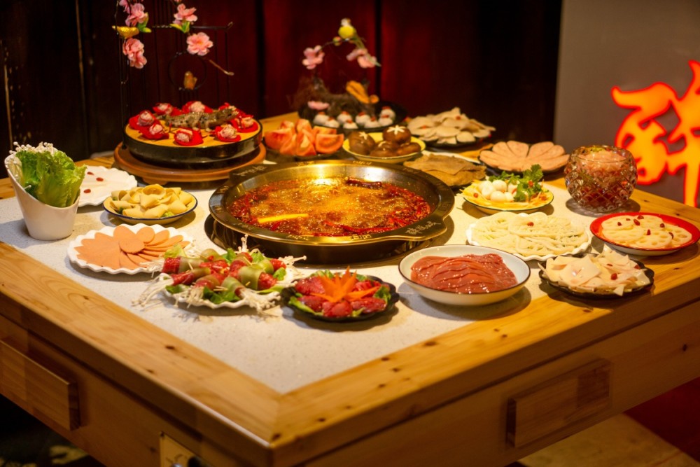 qiao诱人 花椒和辣椒在火红的锅中不断翻腾 区别与其他市井火锅 醉