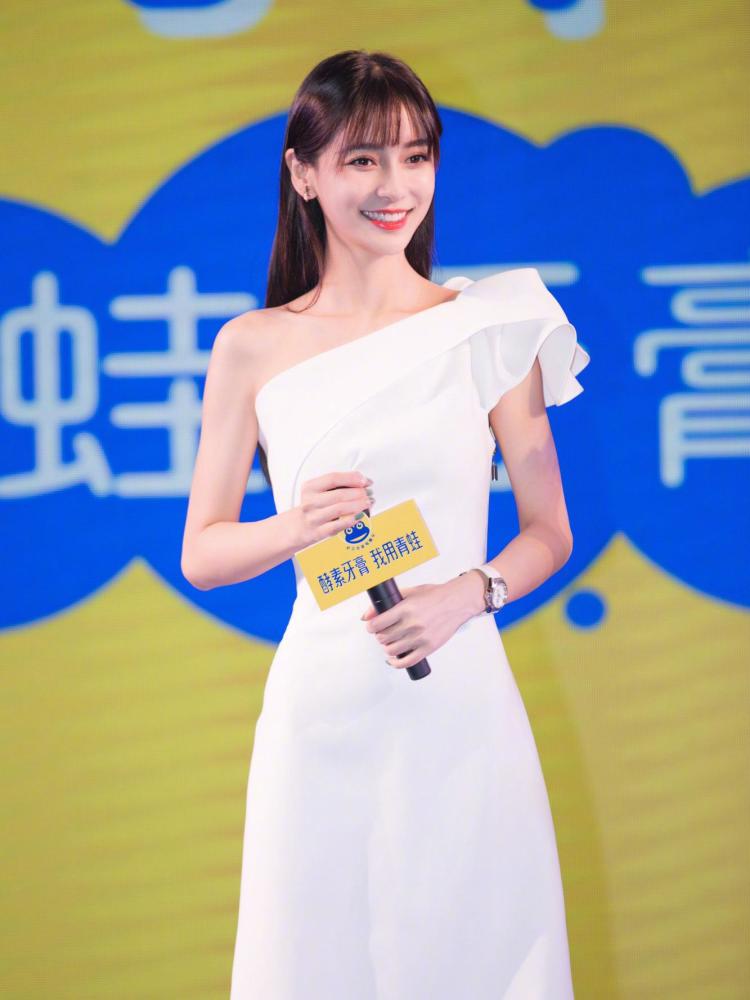 一身深蓝色泼墨礼服的杨颖,烈焰红唇超有型,将优雅进行到底