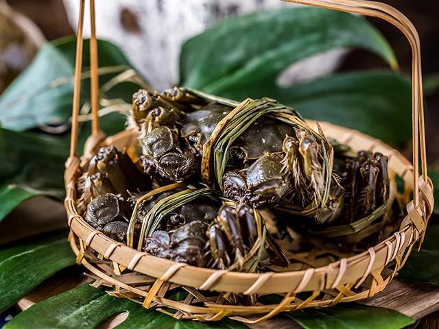 "吴老师"秃黄油,精选鲜活的长荡湖大闸蟹,肉质鲜美,蟹黄,蟹膏肥厚.