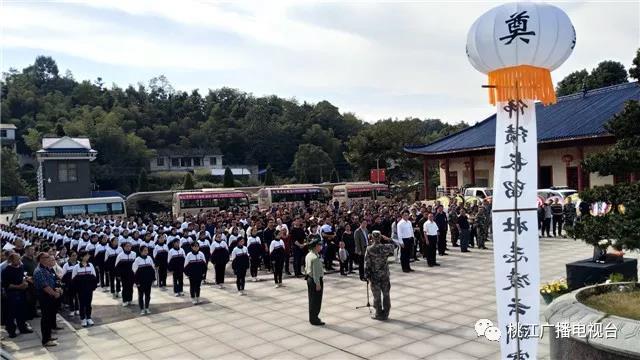 温伟彬,桃江县大栗港镇红金村人,解放军某部飞行员,执行飞行训练任务