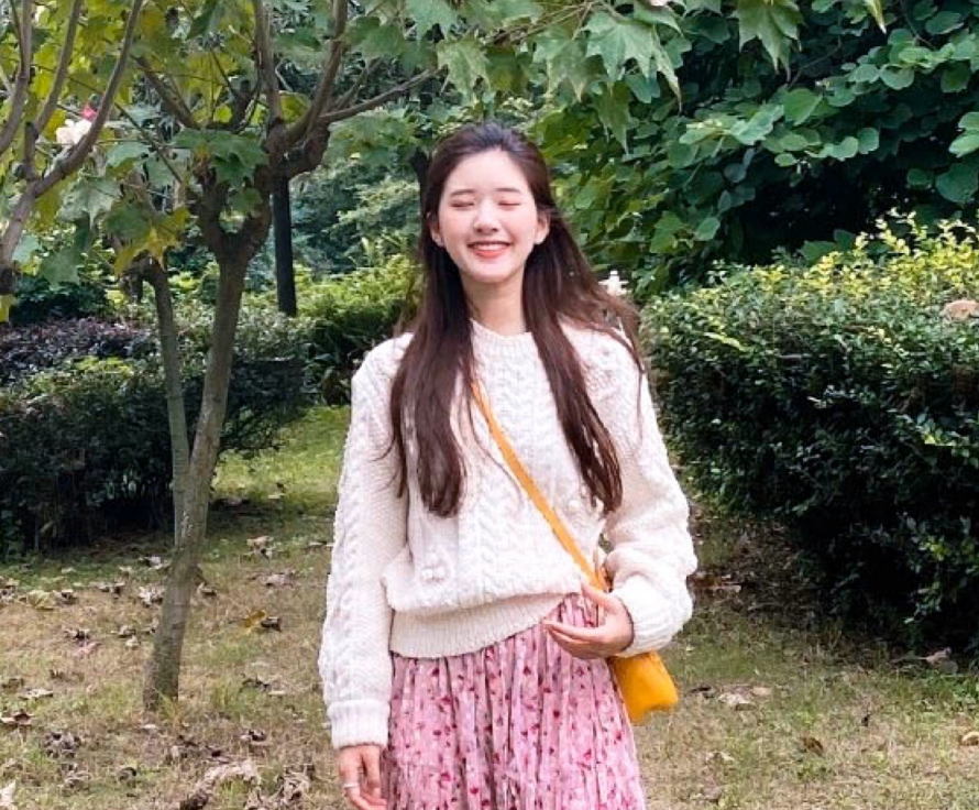 建议女生,毛衣不要再搭牛仔裤,试试赵露思这样穿,又甜