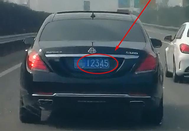 上图就是网友在高速公路上偶遇的一辆轿车,远看这辆轿车车尾是迈巴赫