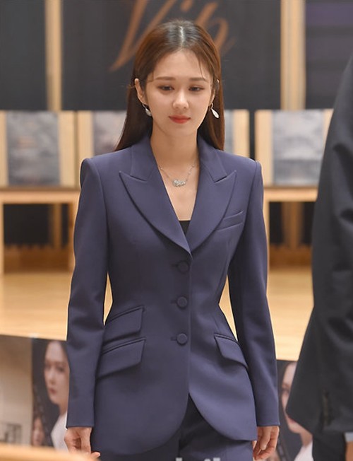 张娜拉出席新剧发布会一身蓝色西装精致优雅38岁少女颜太加分
