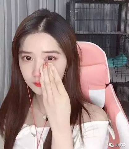 程心曲cos女帝,因身材过于"突出"遭到警告!鱼小灰已经