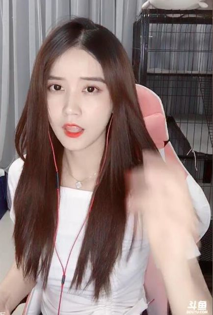 程心曲cos女帝,因身材过于"突出"遭到警告!鱼小灰已经