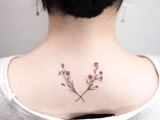 纹身师表示,在这纹身的一般是与男友一起,如果哪个单身女子背后纹身