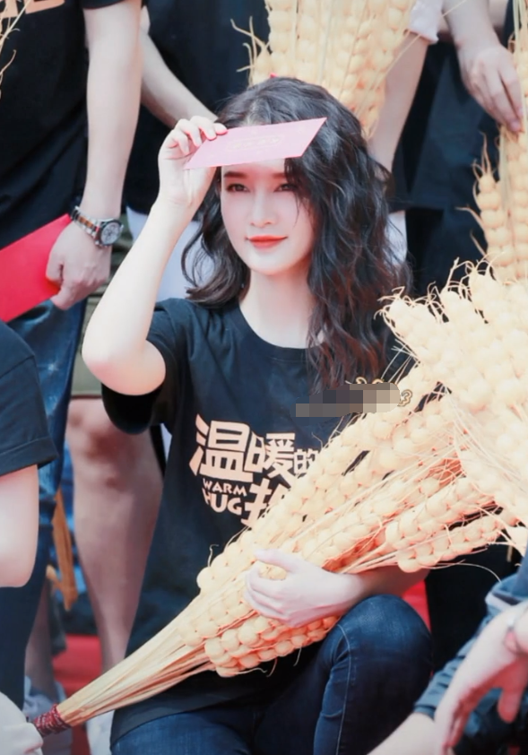 李沁《温暖的抱抱》开机仪式,羊毛卷造型亮相,29岁少女感酸了