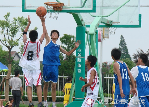 初中打篮球,男生自认为"很弱"的3种行为,女生却喜欢的不得了