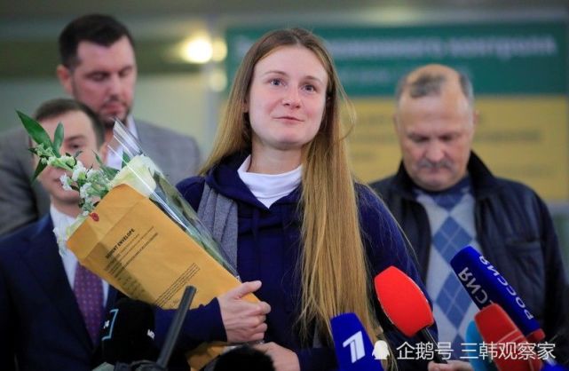 俄美女“间谍”被美国驱逐出境，刚到俄罗斯就被鲜花包围（组图） - 1