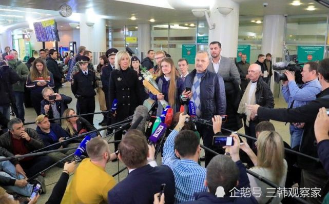 俄美女“间谍”被美国驱逐出境，刚到俄罗斯就被鲜花包围（组图） - 2