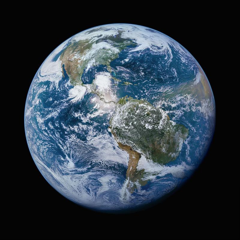 太空遥望地球——大西洋的飓风和撒哈拉上空的尘土清晰可见.