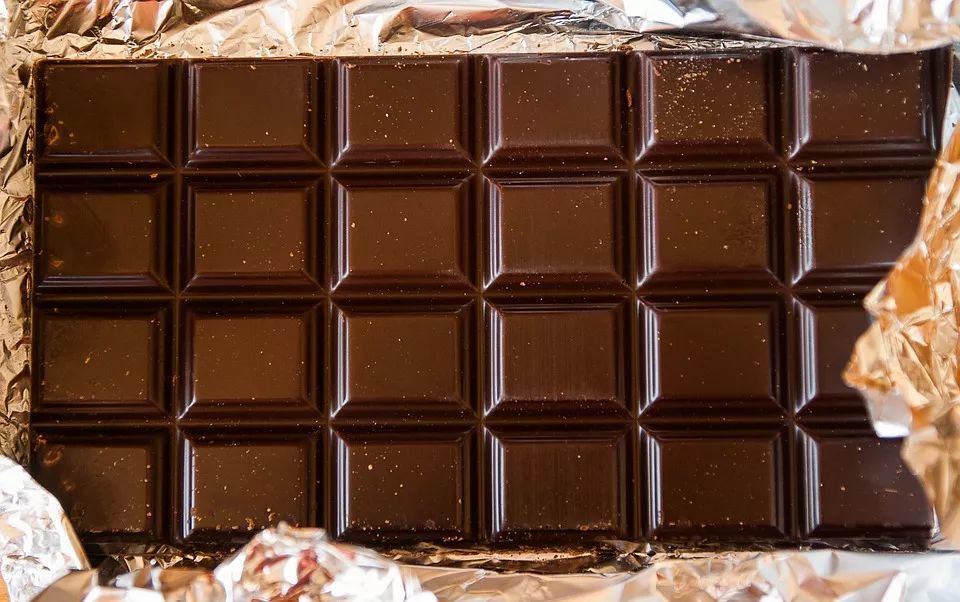 巧克力这么薄,为什么上面还有凹槽?真相是
