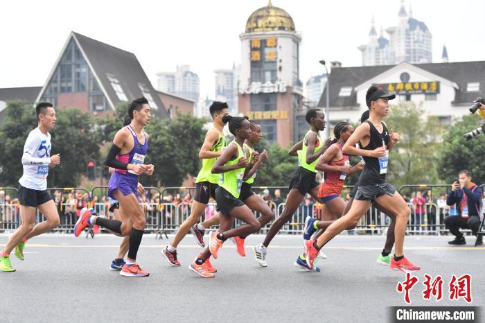 2019成都马拉松鸣枪起跑3万人参赛