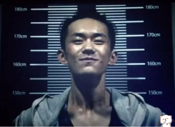 易烊千玺"犯人照"被疯传,真实身高亮了,千纸鹤:我没眼花吧!