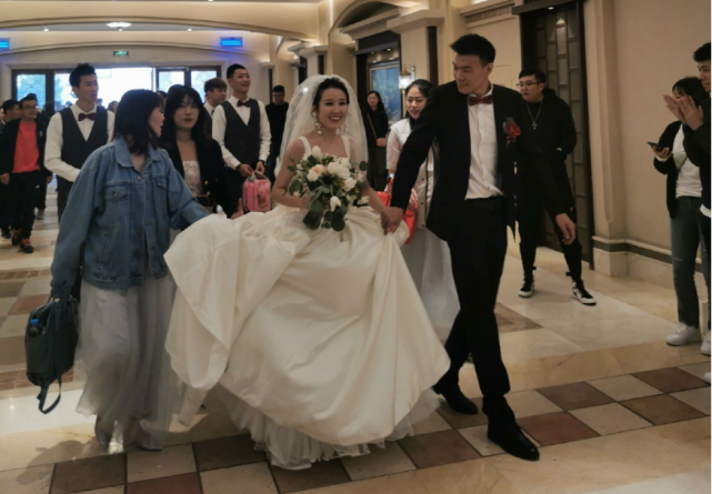 跳远王子迎娶美女娇妻,苏炳添张培萌道贺,3人曾创中国田径辉煌