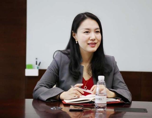 北大最美女教授,即使素颜上课也座无虚席,集美貌与智慧于一身!