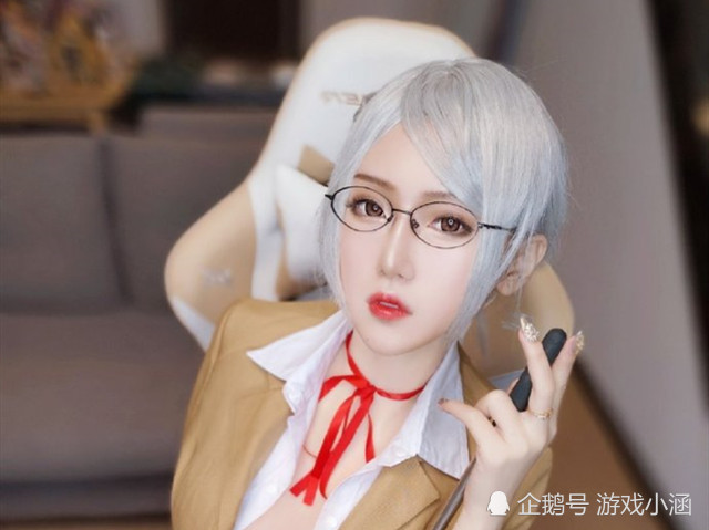 腐团儿晒出超美cos,职业装配眼镜很女神,脖子上的红丝带是亮点