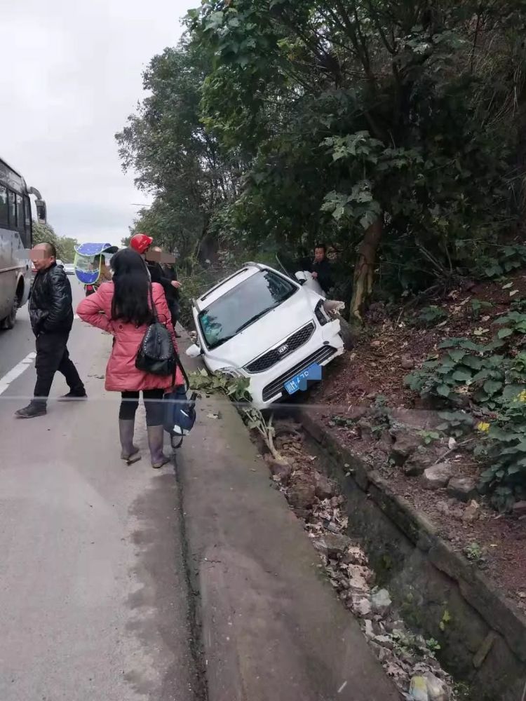 一辆小轿车开出公路侧翻在水沟里原因竟然是