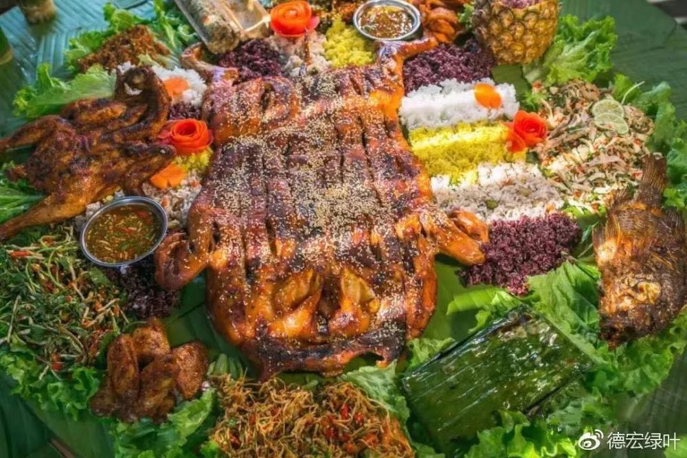 傣味烧烤以肉类,水产为主,多用野生植物为香料,如 香茅草,香柳,芭蕉叶